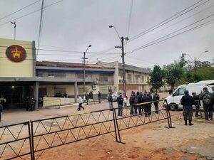 Crisis en Tacumbú: guardiacárcel detenido por intentar ingresar con droga en medio del motín - Nacionales - ABC Color