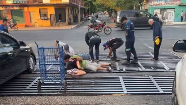Se le cayó G. 3.000.000 en alcantarilla