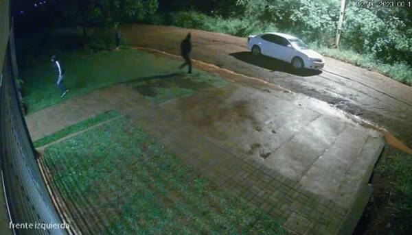 [VIDEO] Frustrado asalto: abuelito defendió su casa e hizo correr a malevos ¡a balazos!