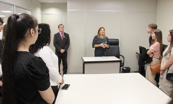 Corrupta jueza pretende dar “cátedras” a alumnos que visitan sede judicial