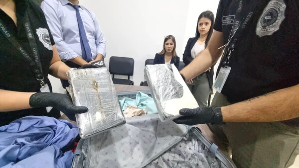 Mujer que se iniciaba en el narcotráfico cae en el aeropuerto de Luque con una carga de 10 kilos de cocaína con destino a España – La Mira Digital