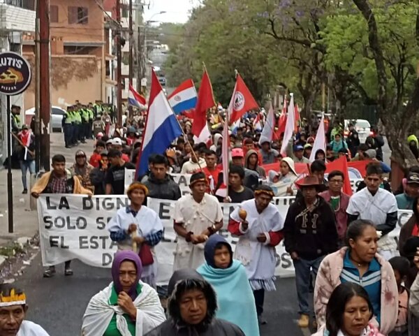 Día de la resistencia indígena: marchan por tierra, autonomía y participación para vivir con dignidad · Radio Monumental 1080 AM