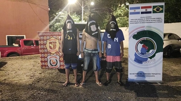 Brasileños detenidos cuando ingresaban al país con una camioneta robada - Noticias Paraguay