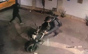 Video: en minutos fuerzan portón y roban una motocicleta - Policiales - ABC Color