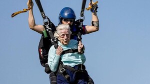 Murió la abuelita que se tiró en paracaídas a sus 104 años