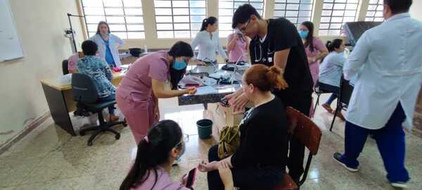 OCTUBRE ROSA. Médicos de la Clínica Nº 1 de la UCP en la Escuela Mcal. López - Radio Imperio 106.7 FM
