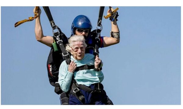 Falleció abuelita de 104 años que se tiró de paracaídas