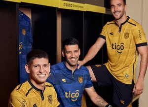 Versus / Guaraní y una hermosa camiseta especial para conmemorar sus 120 años