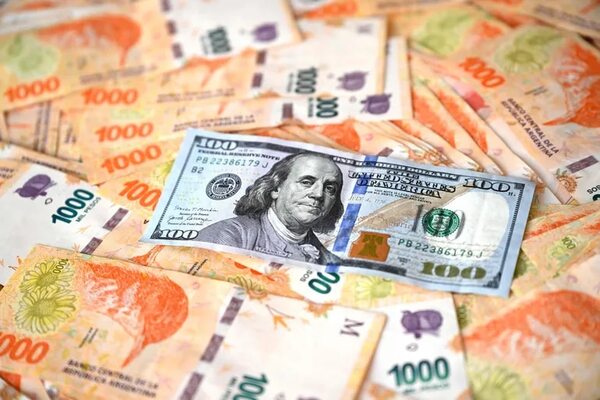 Escalada del dólar blue en Argentina: ¿Qué es y puede repercutir en Paraguay? - Economía - ABC Color