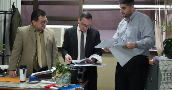 La Nación / Fiscales se constituyeron en el IPS ante irregularidades expuestas por la Contraloría