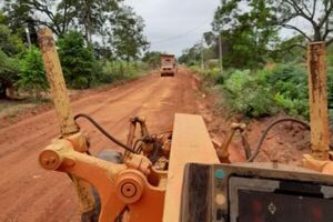 Equipos viales repararon caminos vecinales en Alto Paraná