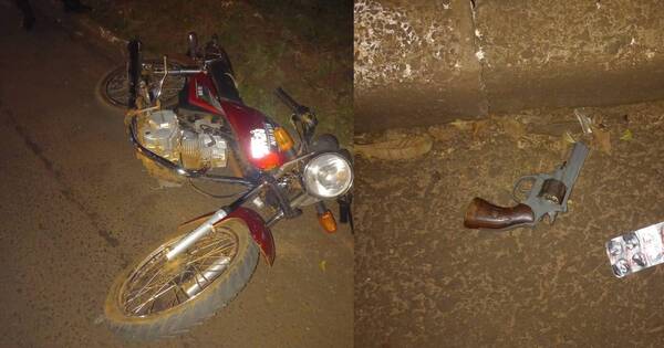 La Nación / Joven se enfrentó a motochorro que tuvo que huir a pie en CDE