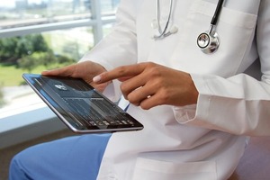 Diario HOY | IPS: médicos que atienden a domicilio usarán tablets en vez de papeles