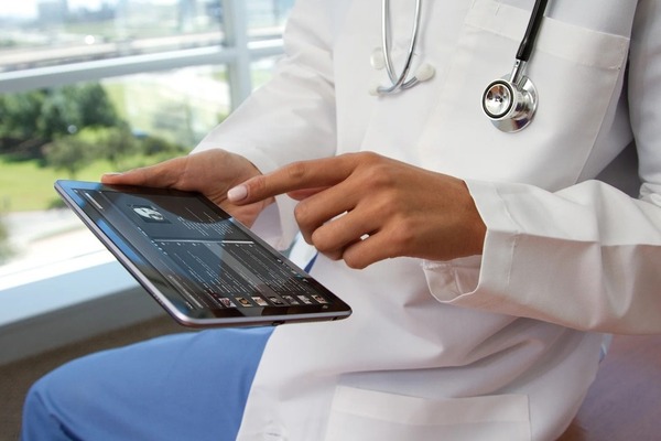 Diario HOY | IPS: médicos que atienden a domicilio usarán tablets en vez de papeles