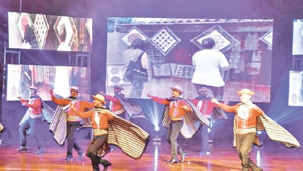 Espectáculo de danza folclórica busca avivar el sentir patriótico