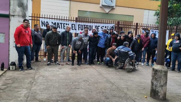 Salonistas protestan ante la FPFS