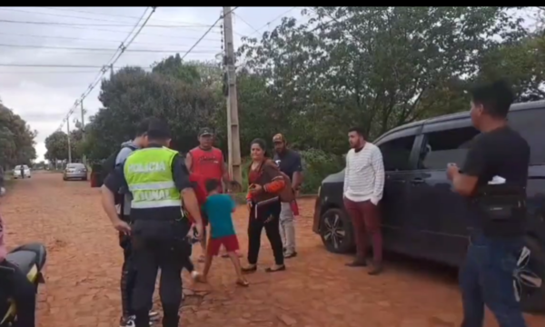 (VIDEO). Vecinos se manifiestan frente a la casa del infeliz que mató a su perro de la forma más cruel