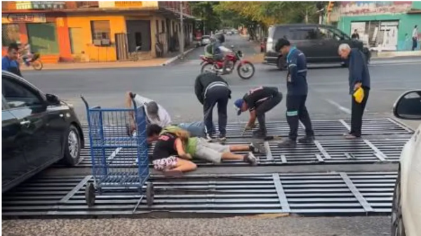 (VIDEO). ¡Nou! Un hombre retiró del banco un préstamo y el dinero se le cayó en un alcantarillado