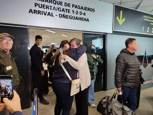 Emocionante retorno de paraguayos que lograron escapar del conflicto armado en Israel - Nacionales - ABC Color