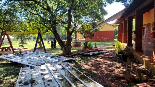 Una escuela rural sigue destechada y sin clases desde el pasado temporal