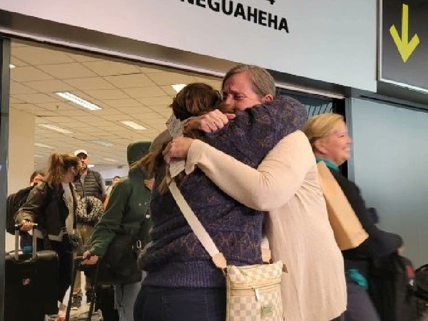Llegaron los primeros 28 paraguayos desde Israel - La Tribuna