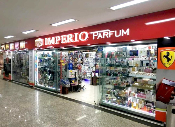 Venta de perfumes falsificados constituye millonario negocio en Ciudad del Este - La Clave