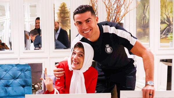 Cristiano Ronaldo, condenado a 99 latigazos por abrazar a una mujer en Irán | 1000 Noticias