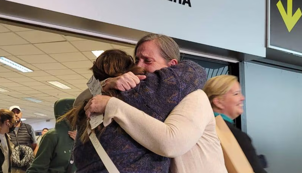 Llegaron siete de los 28 compatriotas repatriados desde Israel - Noticiero Paraguay