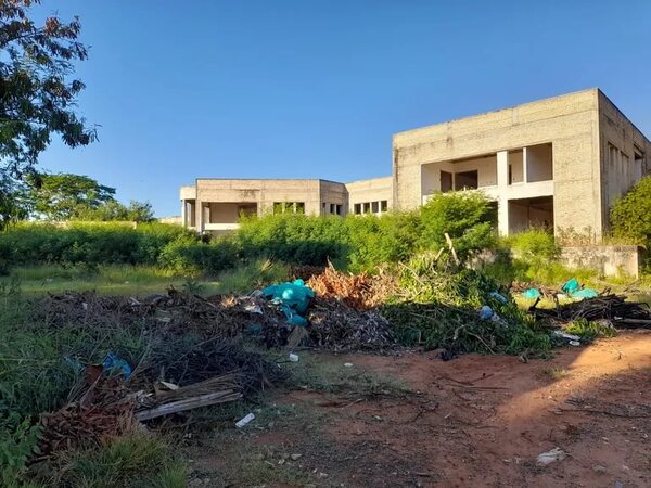 Diez años después, sede del INAN sigue abandonada a medio terminar - Nacionales - ABC Color