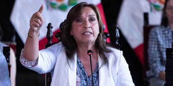 Presentan en Perú una moción de vacancia contra Boluarte por salir del país vulnerando la Constitución