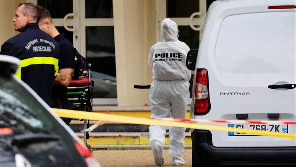 Un profesor asesinado y dos heridos en ataque con cuchillo en una escuela de Francia | 1000 Noticias