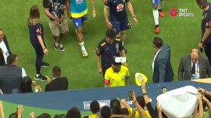 Versus / ¡Con una bolsa de pororó! Agreden a Neymar en Cuiabá