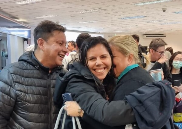 Arriban al país los primeros paraguayos repatriados desde Israel - trece