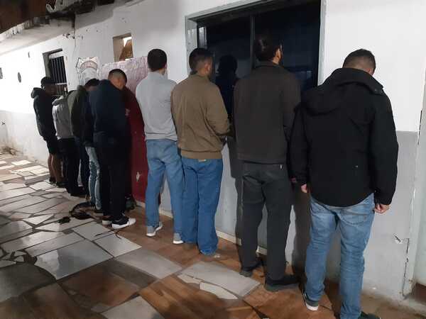 Aprehenden a tres militares del Regimiento Escolta que estaban alcoholizados, tras controles sobre autopista de Luque - Megacadena