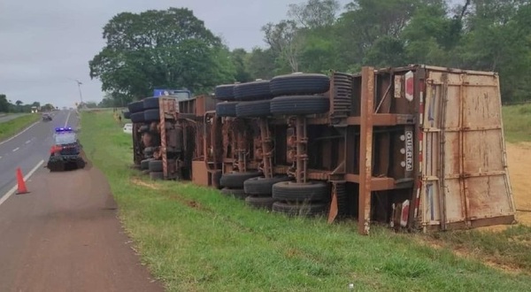 Diario HOY | Camión volcó con toda su carga tras cierre de ruta de indígenas en Caaguazú