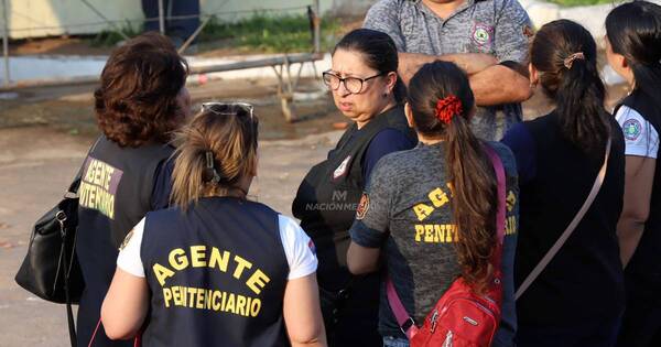 La Nación / Guardiacárceles exigen garantías para ingresar al penal de Tacumbú