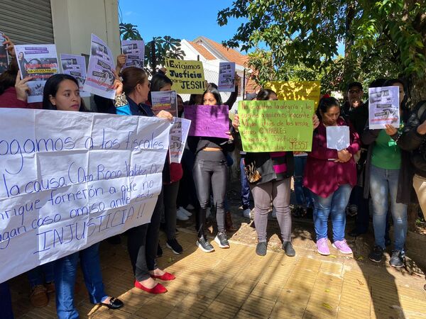 Piden liberación de Jessica Aguirre en protesta frente al Ministerio Público.