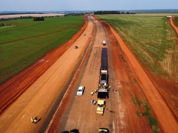 Obras en el lote rural 2 del Corredor Metropolitano del Este avanzan con el extendido de base negra