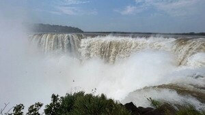 Cataratas del Yguazú alcanzan un caudal histórico de 10 millones de litros por segundo