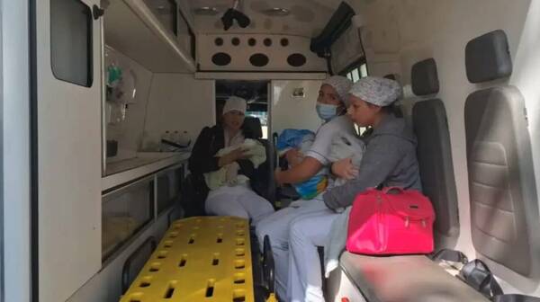 ¡Los bebés y las enfermeras primero! Evacuaron hospital que chisporroteaba todo