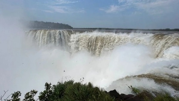 Cataratas do Yguazú alcanza caudal récord de 10 millones de litros por segundo
