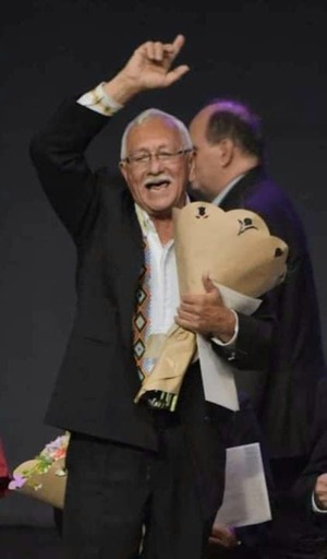 ISIDRO GONZÁLEZ RECIBE GALARDÓN AL «TESORO NACIONAL VIVO» COMO GRAN MAESTRO DEL ARPA