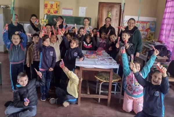 SONRISAS SALUDABLES PARA LOS NIÑOS DE GENERAL ARTIGAS: CHARLA ODONTOLÓGICA Y ENTREGA DE KITS BUCODENTALES