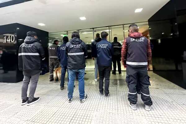 Gobierno argentino golpea al mercado ilegal de divisas - Revista PLUS