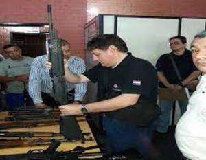 Entregan armas rescatadas a tiempo en la revuelta de Tacumbú