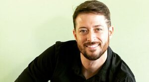 Influencer que enseña a tener relaciones de pareja "sanas" es denunciado por agresión contra su novia