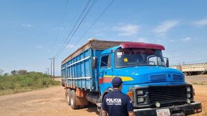 Concepción: incautan camión que transportaba bidones de combustible sin documentos - Policiales - ABC Color