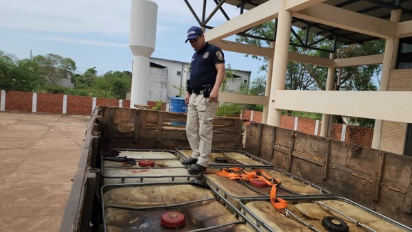 Policía retiene camión con 13.000 litros de combustible de dudosa procedencia