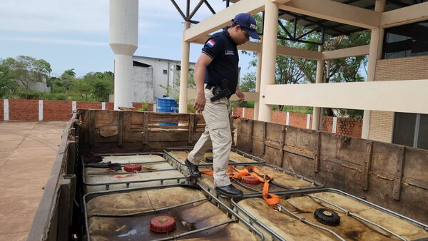 Policía retiene camión con 13.000 litros de combustible de dudosa procedencia