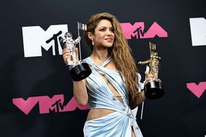 Revelan la identidad de la mujer a quien empujó Shakira
